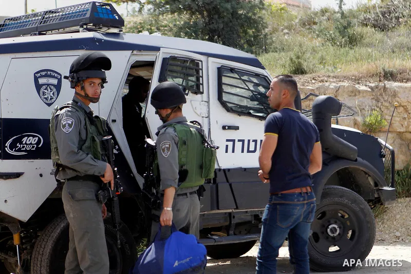 Israeli border police detain a Palestinian man in the West Bank city of Hebron April 24, 2016. Photo by Wisam Hashlamoun