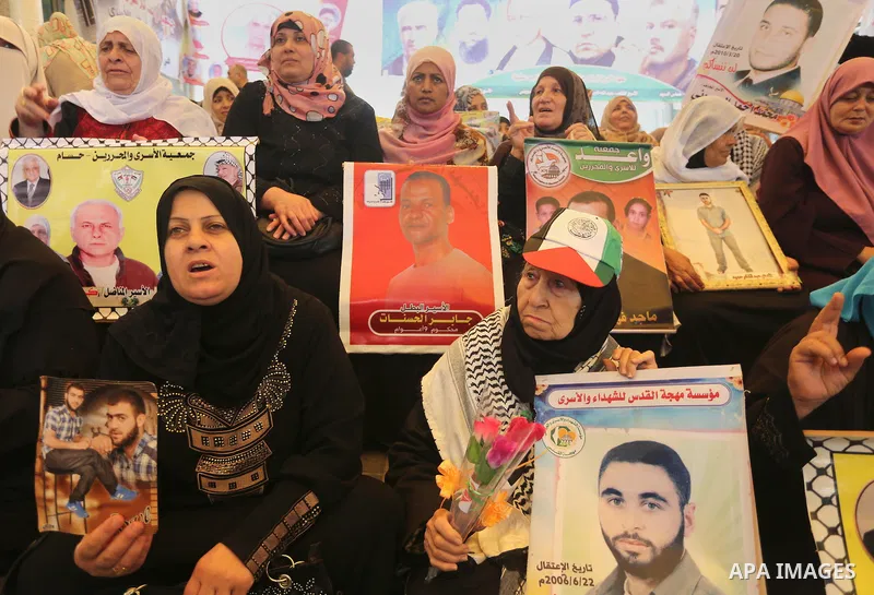 Palestinians take part in a protest demanding release the prisoners in Israeli jails, in front of Red cross office, in Gaza city, on April 25, 2016. Photo by Mohammed Asad