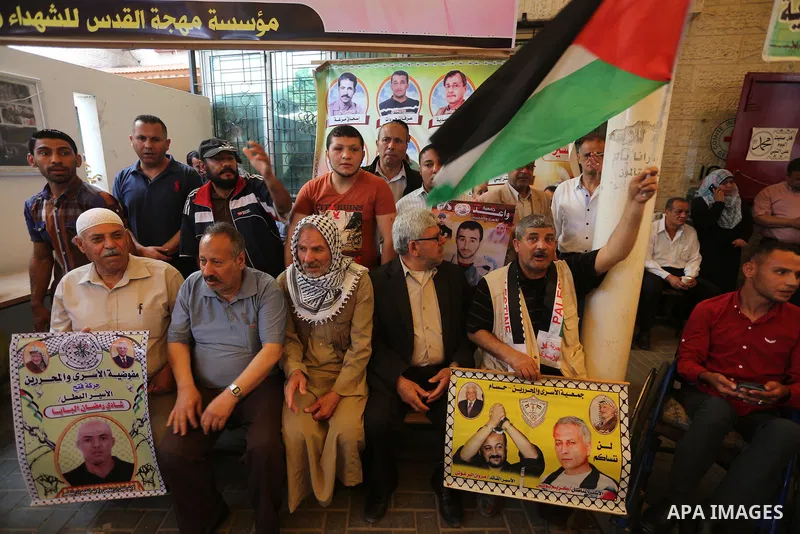 Palestinians take part in a protest demanding release the prisoners in Israeli jails, in front of Red cross office, in Gaza city, on April 25, 2016. Photo by Mohammed Asad