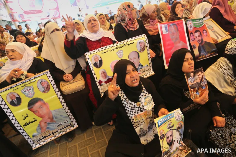 Palestinians take part in a protest demanding release the prisoners in Israeli jails, in front of Red cross office, in Gaza city, on April 25, 2016. Photo by Mohammed Asad