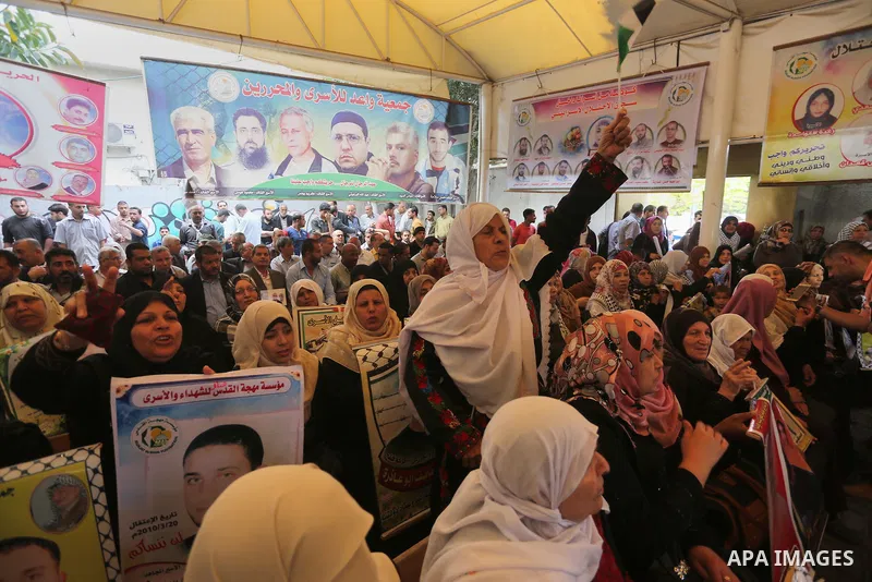 Palestinians take part in a protest demanding release the prisoners in Israeli jails, in front of Red cross office, in Gaza city, on April 25, 2016. Photo by Mohammed Asad
