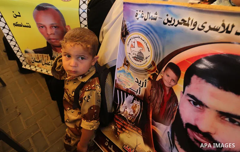 Palestinians take part in a protest demanding release the prisoners in Israeli jails, in front of Red cross office, in Gaza city, on April 25, 2016. Photo by Mohammed Asad
