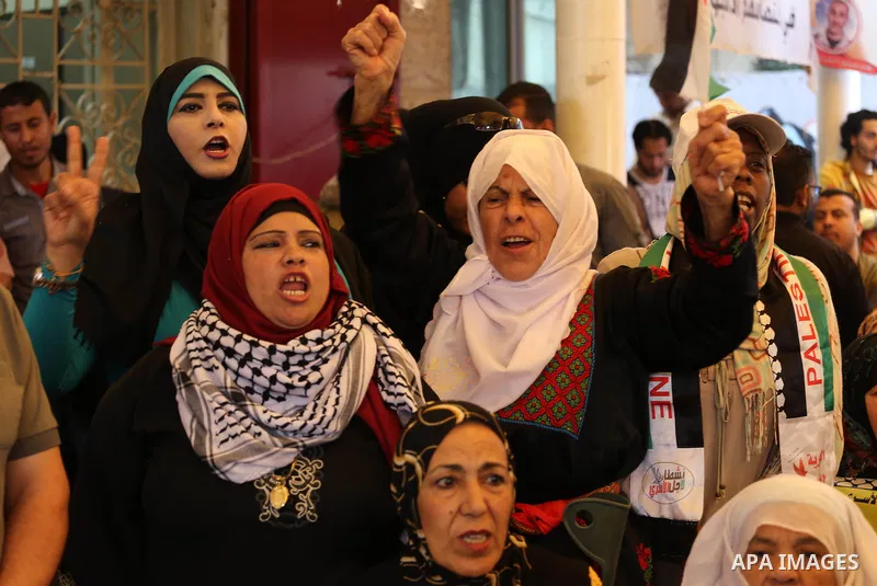 Palestinians take part in a protest demanding release the prisoners in Israeli jails, in front of Red cross office, in Gaza city, on April 25, 2016. Photo by Mohammed Asad