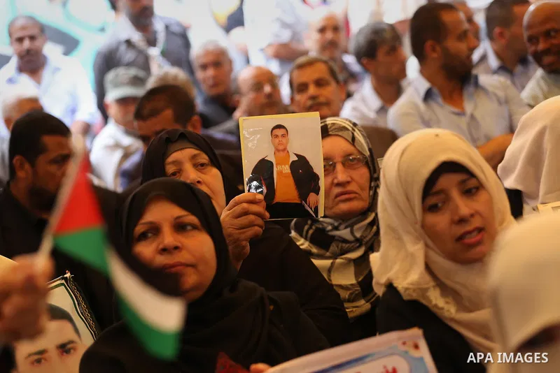 Palestinians take part in a protest demanding release the prisoners in Israeli jails, in front of Red cross office, in Gaza city, on April 25, 2016. Photo by Mohammed Asad