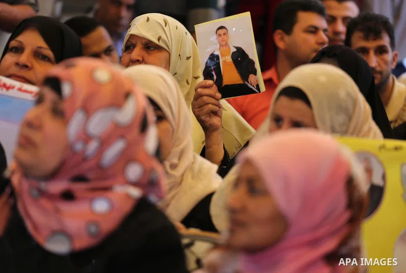 Palestinians take part in a protest demanding release the prisoners in Israeli jails, in front of Red cross office, in Gaza city, on April 25, 2016. Photo by Mohammed Asad
