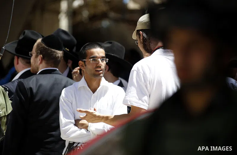 Israeli troops stand guard as Israeli settlers have a tour during the Jewish holiday of Passover in the West Bank city of Hebron, on April 25, 2016. Photo by Wisam Hashlamoun
