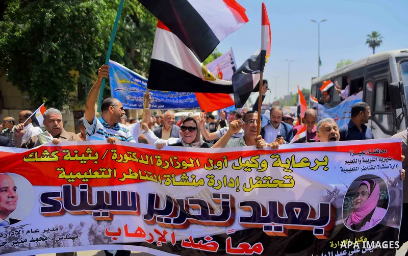 Supporters of Egypt's army and Egyptian President Abdel Fattah al-Sisi celebrate the anniversary of Sinai Liberation Day in Cairo, Egypt, April 25, 2016. Photo by Amr Sayed