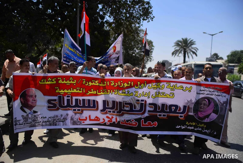 Supporters of Egypt's army and Egyptian President Abdel Fattah al-Sisi celebrate the anniversary of Sinai Liberation Day in Cairo, Egypt, April 25, 2016. Photo by Amr Sayed
