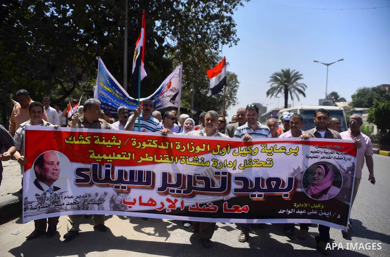 Supporters of Egypt's army and Egyptian President Abdel Fattah al-Sisi celebrate the anniversary of Sinai Liberation Day in Cairo, Egypt, April 25, 2016. Photo by Amr Sayed