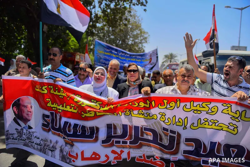 Supporters of Egypt's army and Egyptian President Abdel Fattah al-Sisi celebrate the anniversary of Sinai Liberation Day in Cairo, Egypt, April 25, 2016. Photo by Amr Sayed