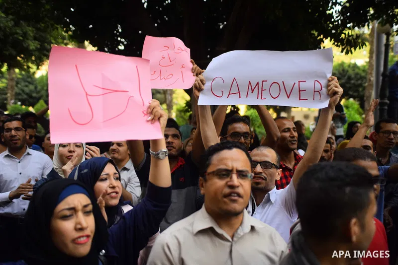 Egyptian protesters chant slogans during a demonstration in Cairo on April 25, 2016, against the handing over of two Red Sea islands to Saudi Arabia. Egyptian police fired tear gas at protesters in the Egyptian capital w...