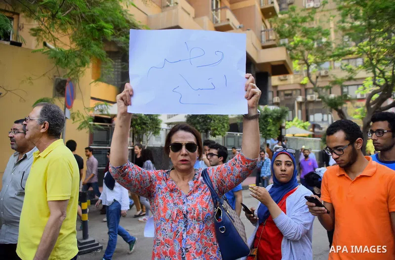 Egyptian protesters chant slogans during a demonstration in Cairo on April 25, 2016, against the handing over of two Red Sea islands to Saudi Arabia. Egyptian police fired tear gas at protesters in the Egyptian capital w...