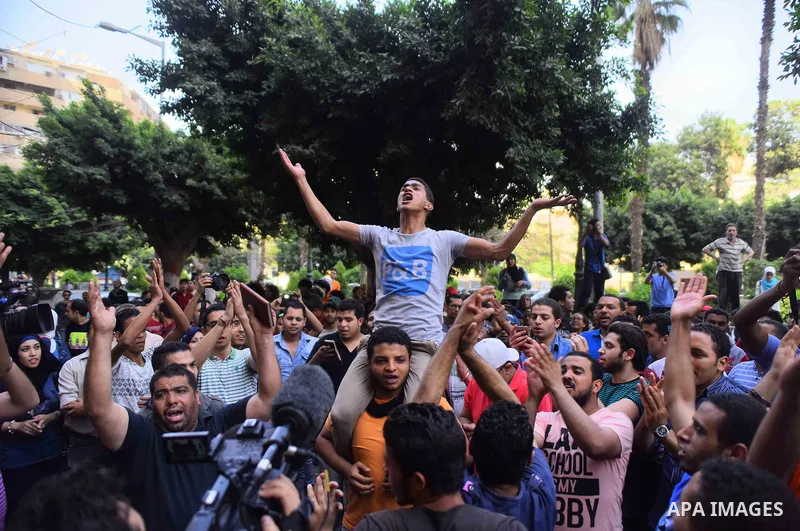 Egyptian protesters chant slogans during a demonstration in Cairo on April 25, 2016, against the handing over of two Red Sea islands to Saudi Arabia. Egyptian police fired tear gas at protesters in the Egyptian capital w...