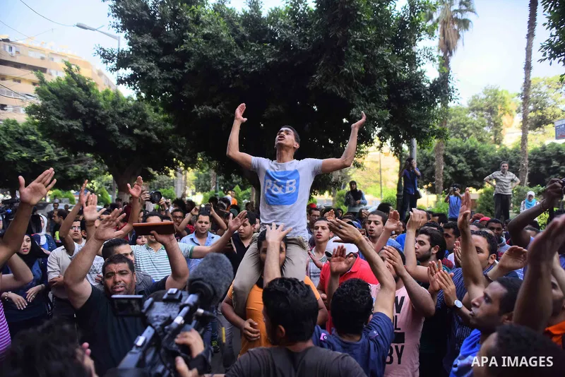 Egyptian protesters chant slogans during a demonstration in Cairo on April 25, 2016, against the handing over of two Red Sea islands to Saudi Arabia. Egyptian police fired tear gas at protesters in the Egyptian capital w...