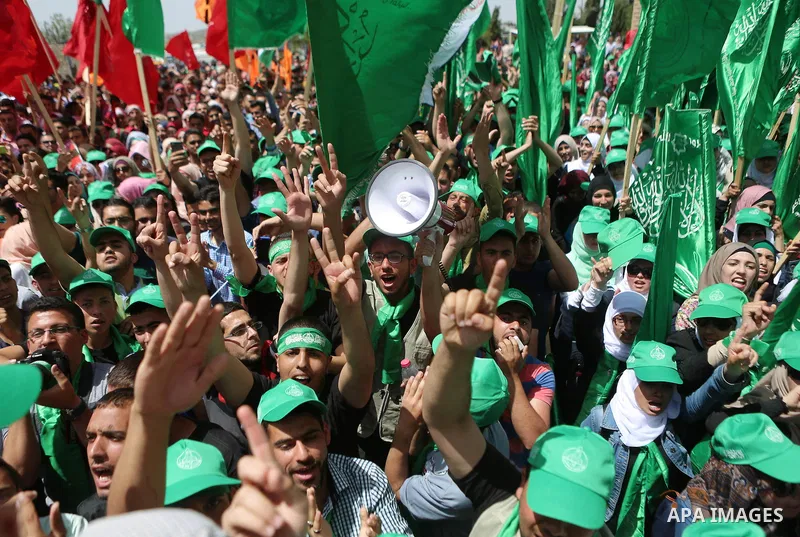 Palestinian students supporting Hamas take part in a rally during an election campaign for the student council at the Birzeit University in the West Bank city of Ramallah April 26, 2016. Photo by Shadi Hatem