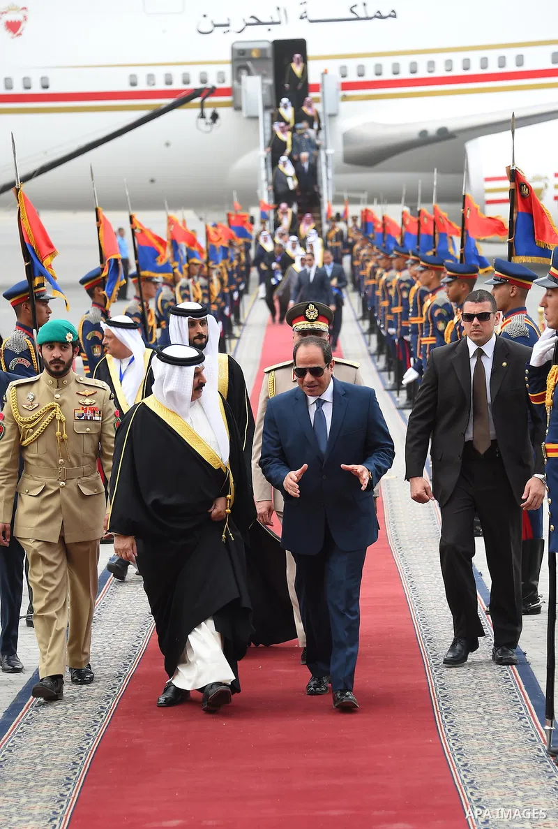 Egyptian President Abdel Fattah al-Sisi welcomes Bahrain's King Hamad bin Isa al-Khalifa upon his arrival at Cairo's international airport on April 26, 2016. Photo by Egyptian President Office