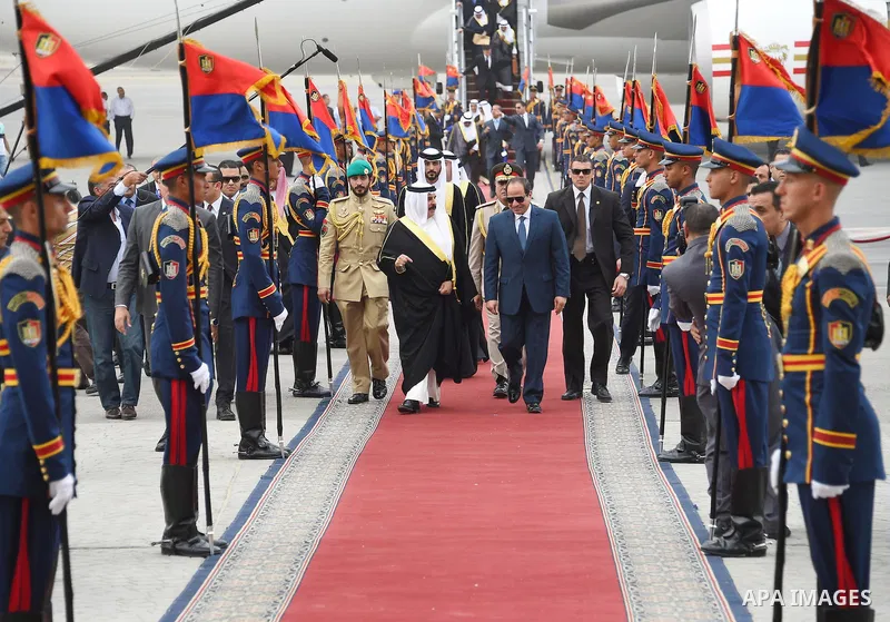 Egyptian President Abdel Fattah al-Sisi welcomes Bahrain's King Hamad bin Isa al-Khalifa upon his arrival at Cairo's international airport on April 26, 2016. Photo by Egyptian President Office