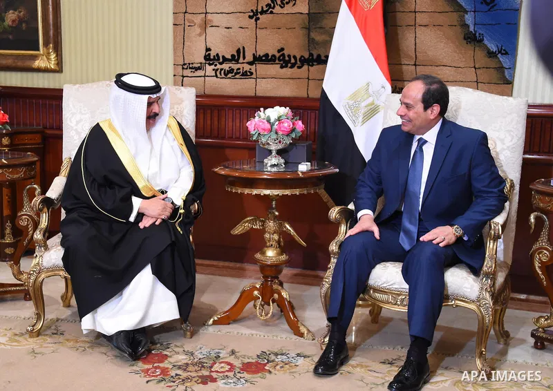 Egyptian President Abdel Fattah al-Sisi welcomes Bahrain's King Hamad bin Isa al-Khalifa upon his arrival at Cairo's international airport on April 26, 2016. Photo by Egyptian President Office