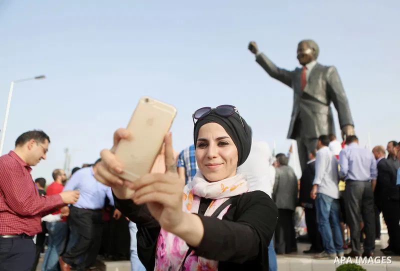 Palestinians take part in ceremony to unveil a sculpture of the first democratically elected South African president and anti apartheid leader Nelson Mandela, in the West Bank city of Ramallah, Tuesday, April 26, 2016. P...