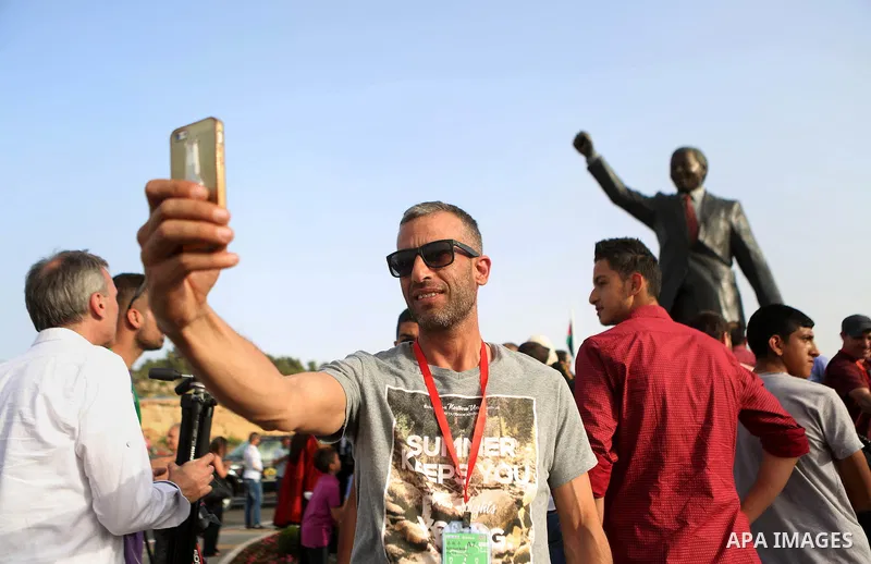 Palestinians take part in ceremony to unveil a sculpture of the first democratically elected South African president and anti apartheid leader Nelson Mandela, in the West Bank city of Ramallah, Tuesday, April 26, 2016. P...