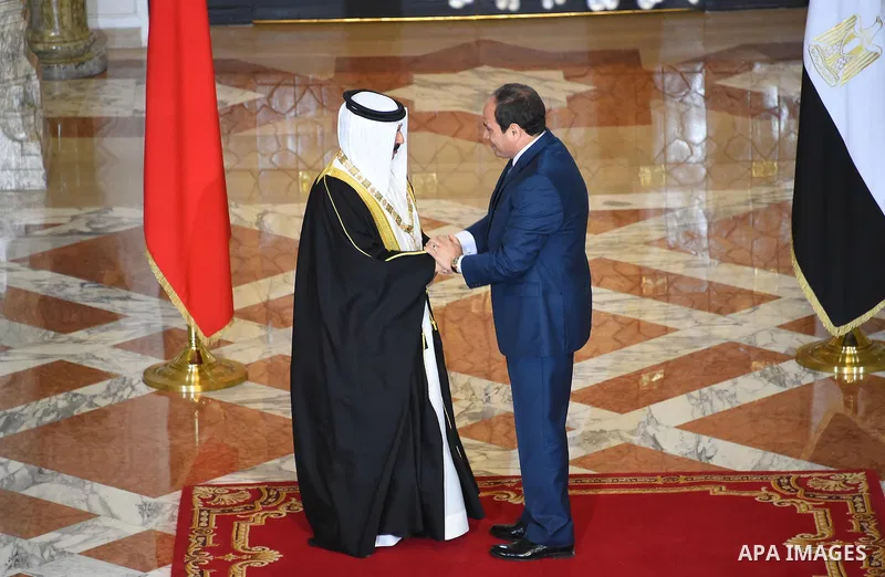 A handout picture released by the Egyptian Presidency on April 26, 2016 shows Egyptian President Abdel Fattah al-Sisi meets with Bahrain's King Hamad bin Issa al-Khalifa in the capital Cairo. Photo by Egyptian President...