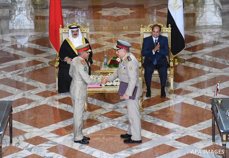 A handout picture released by the Egyptian Presidency on April 26, 2016 shows Egyptian President Abdel Fattah al-Sisi meets with Bahrain's King Hamad bin Issa al-Khalifa in the capital Cairo. Photo by Egyptian President...