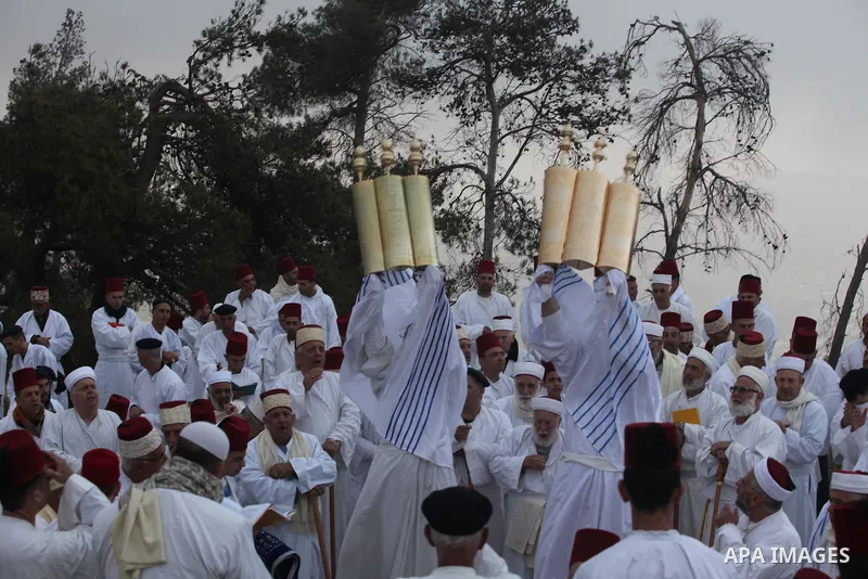Members of the Samaritan sect take part in a traditional pilgrimage marking the holiday of Passover atop Mount Gerizim near the West Bank city of Nablus, on April 27, 2015. Photo by Nedal Eshtayah