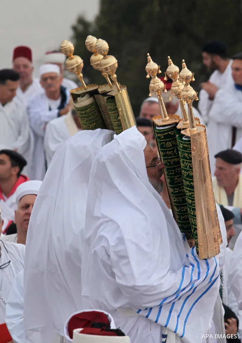 Members of the Samaritan sect take part in a traditional pilgrimage marking the holiday of Passover atop Mount Gerizim near the West Bank city of Nablus, on April 27, 2015. Photo by Nedal Eshtayah