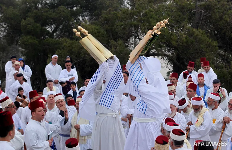 Members of the Samaritan sect take part in a traditional pilgrimage marking the holiday of Passover atop Mount Gerizim near the West Bank city of Nablus, on April 27, 2015. Photo by Nedal Eshtayah