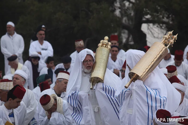 Members of the Samaritan sect take part in a traditional pilgrimage marking the holiday of Passover atop Mount Gerizim near the West Bank city of Nablus, on April 27, 2015. Photo by Nedal Eshtayah