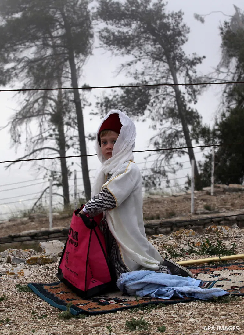 Members of the Samaritan sect take part in a traditional pilgrimage marking the holiday of Passover atop Mount Gerizim near the West Bank city of Nablus, on April 27, 2015. Photo by Nedal Eshtayah