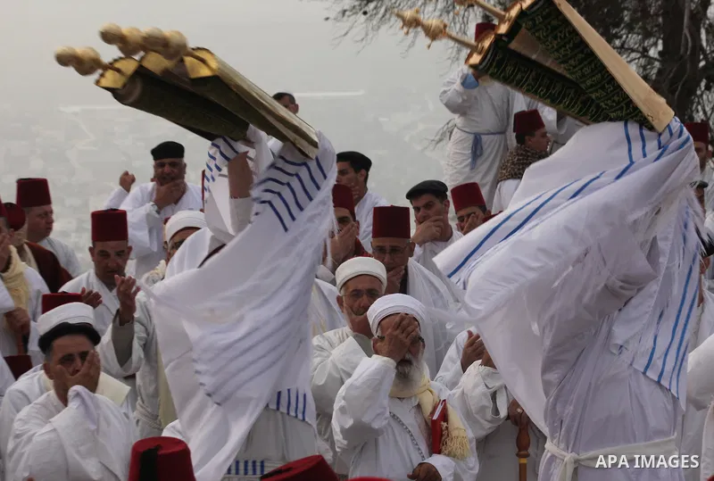 Members of the Samaritan sect take part in a traditional pilgrimage marking the holiday of Passover atop Mount Gerizim near the West Bank city of Nablus, on April 27, 2015. Photo by Nedal Eshtayah