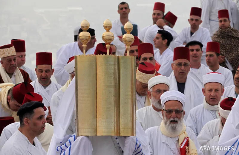 Members of the Samaritan sect take part in a traditional pilgrimage marking the holiday of Passover atop Mount Gerizim near the West Bank city of Nablus, on April 27, 2015. Photo by Nedal Eshtayah