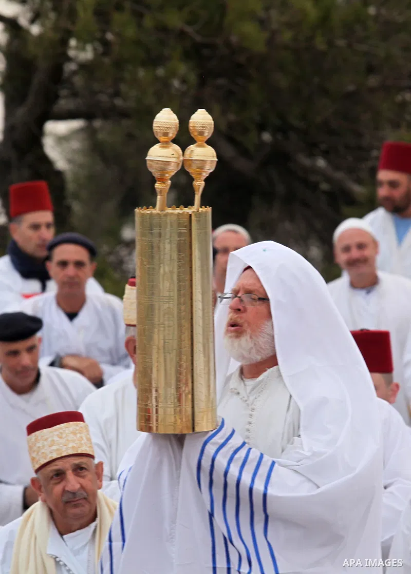 Members of the Samaritan sect take part in a traditional pilgrimage marking the holiday of Passover atop Mount Gerizim near the West Bank city of Nablus, on April 27, 2015. Photo by Nedal Eshtayah