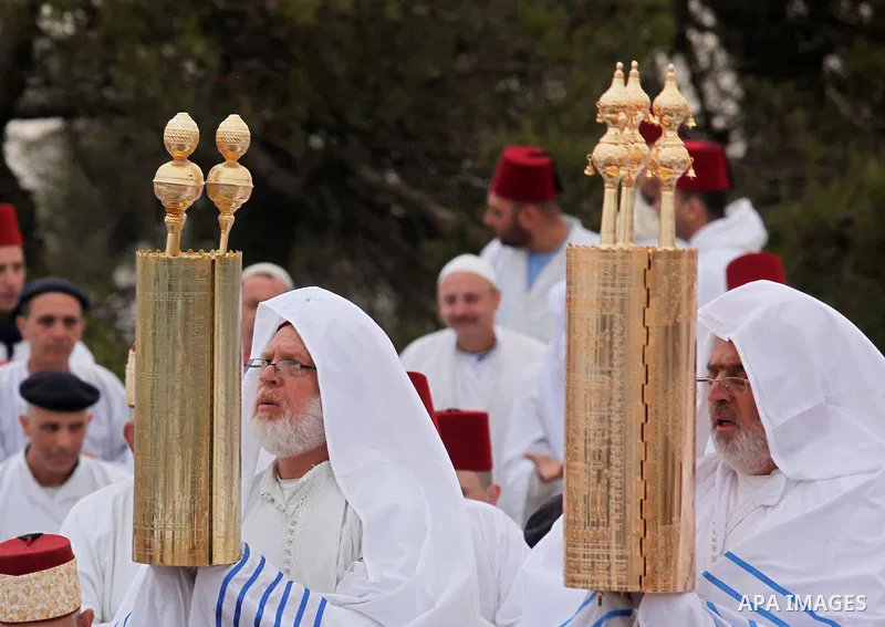 Members of the Samaritan sect take part in a traditional pilgrimage marking the holiday of Passover atop Mount Gerizim near the West Bank city of Nablus, on April 27, 2015. Photo by Nedal Eshtayah