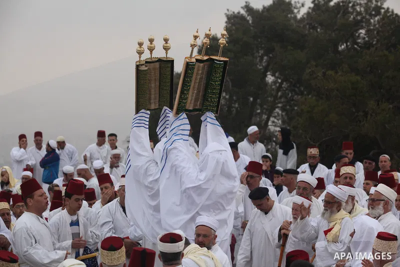 Members of the Samaritan sect take part in a traditional pilgrimage marking the holiday of Passover atop Mount Gerizim near the West Bank city of Nablus, on April 27, 2015. Photo by Nedal Eshtayah