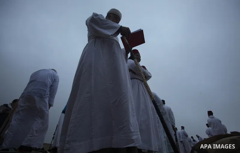 Members of the Samaritan sect take part in a traditional pilgrimage marking the holiday of Passover atop Mount Gerizim near the West Bank city of Nablus, on April 27, 2015. Photo by Nedal Eshtayah