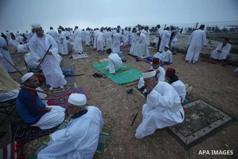 Members of the Samaritan sect take part in a traditional pilgrimage marking the holiday of Passover atop Mount Gerizim near the West Bank city of Nablus, on April 27, 2015. Photo by Nedal Eshtayah