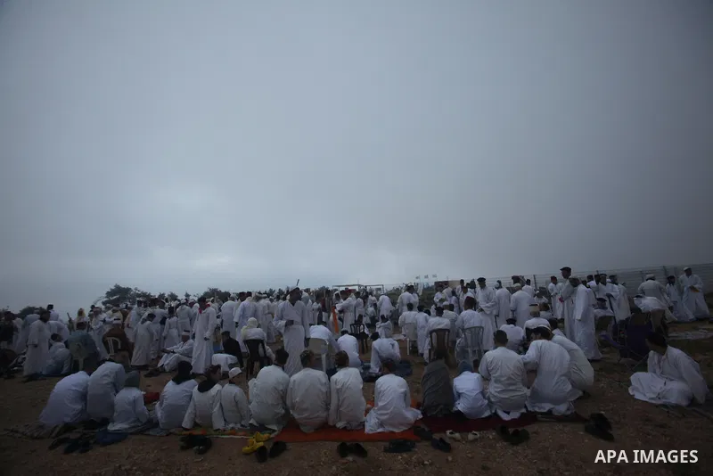 Members of the Samaritan sect take part in a traditional pilgrimage marking the holiday of Passover atop Mount Gerizim near the West Bank city of Nablus, on April 27, 2015. Photo by Nedal Eshtayah