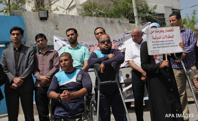 Palestinians hold banners during a protest to break the siege in front of the headquarter United Nation "UNSCO" in Gaza city on April 27, 2016. Photo by Ashraf Amra