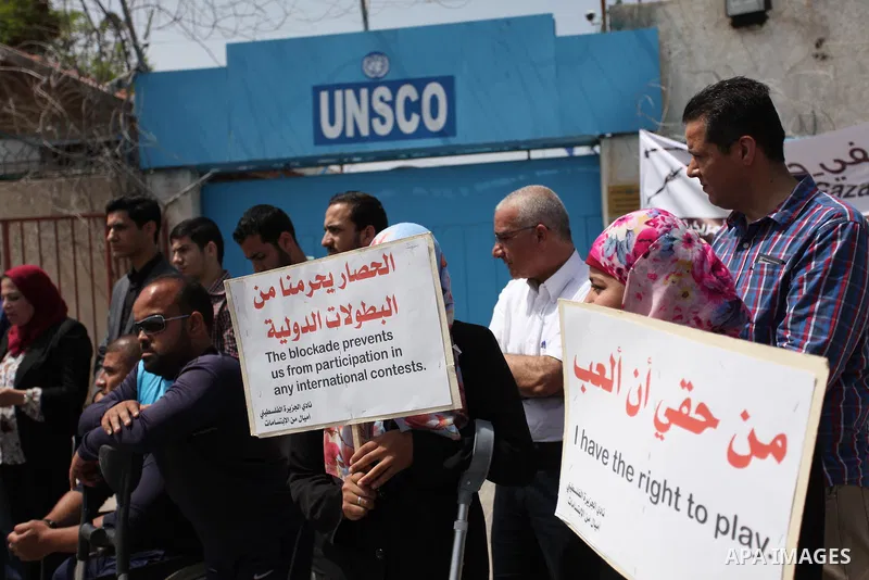 Palestinians hold banners during a protest to break the siege in front of the headquarter United Nation "UNSCO" in Gaza city on April 27, 2016. Photo by Ashraf Amra