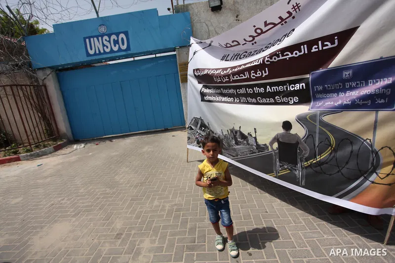 Palestinians hold banners during a protest to break the siege in front of the headquarter United Nation "UNSCO" in Gaza city on April 27, 2016. Photo by Ashraf Amra