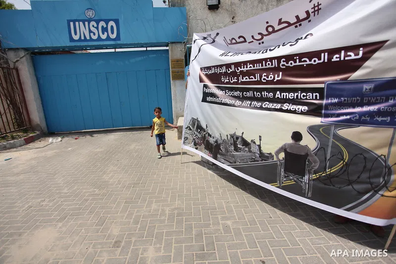 Palestinians hold banners during a protest to break the siege in front of the headquarter United Nation "UNSCO" in Gaza city on April 27, 2016. Photo by Ashraf Amra