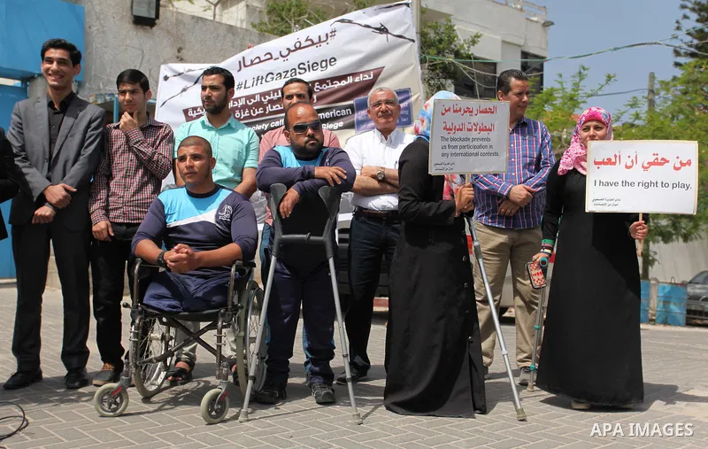 Palestinians hold banners during a protest to break the siege in front of the headquarter United Nation "UNSCO" in Gaza city on April 27, 2016. Photo by Ashraf Amra