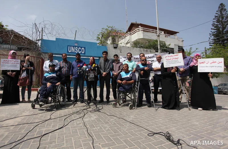Palestinians hold banners during a protest to break the siege in front of the headquarter United Nation "UNSCO" in Gaza city on April 27, 2016. Photo by Ashraf Amra