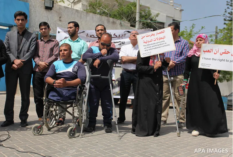 Palestinians hold banners during a protest to break the siege in front of the headquarter United Nation "UNSCO" in Gaza city on April 27, 2016. Photo by Ashraf Amra
