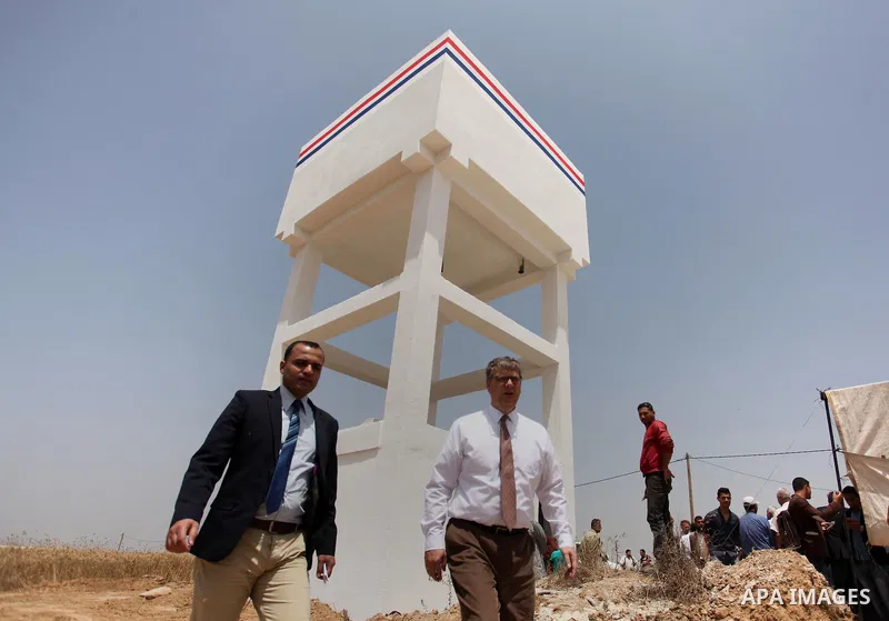 Representative for the Netherlands to the Palestinian Authority Peter Mollema visits a Dutch-funded project aimed at suppling farms with water, in Khan Younis in the southern Gaza Strip May 1, 2016. Photo by Ashraf Amra