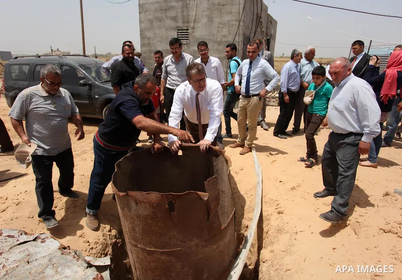 Representative for the Netherlands to the Palestinian Authority Peter Mollema visits a Dutch-funded project aimed at suppling farms with water, in Khan Younis in the southern Gaza Strip May 1, 2016. Photo by Ashraf Amra