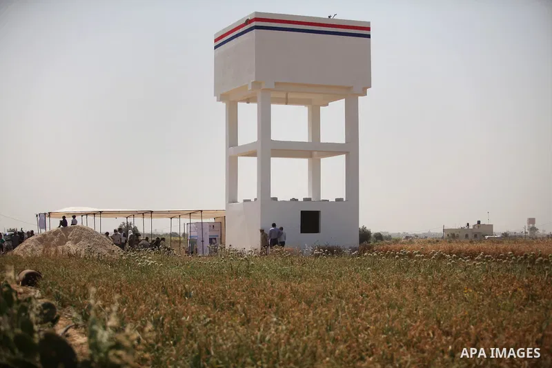 Representative for the Netherlands to the Palestinian Authority Peter Mollema visits a Dutch-funded project aimed at suppling farms with water, in Khan Younis in the southern Gaza Strip May 1, 2016. Photo by Ashraf Amra