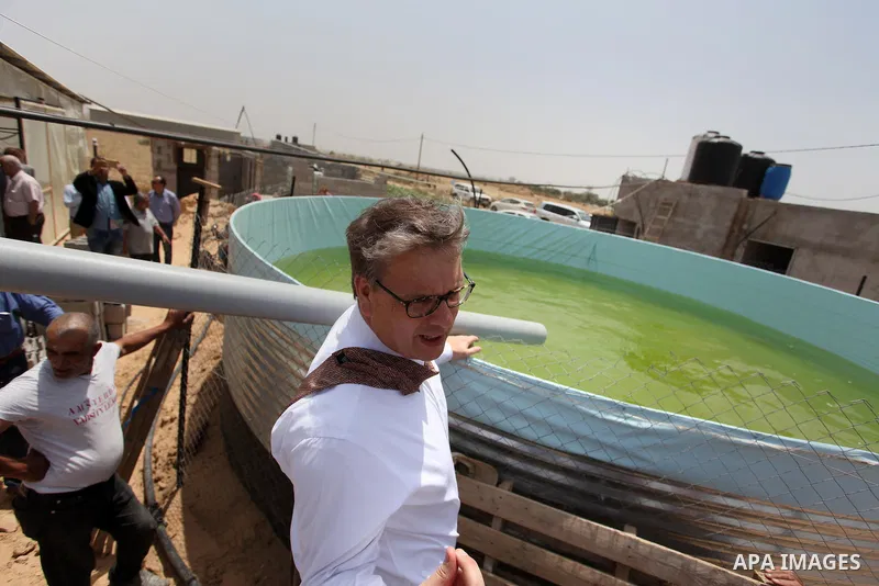 Representative for the Netherlands to the Palestinian Authority Peter Mollema visits a Dutch-funded project aimed at suppling farms with water, in Khan Younis in the southern Gaza Strip May 1, 2016. Photo by Ashraf Amra